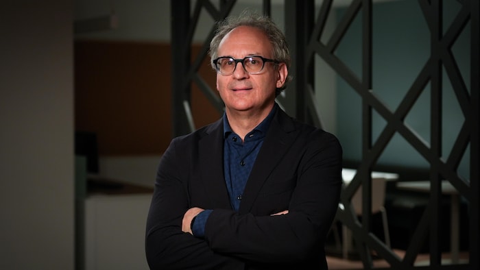 Éric Vaillancourt, souriant, qui pose dans les bureaux de Radio-Canada Ottawa-Gatineau.