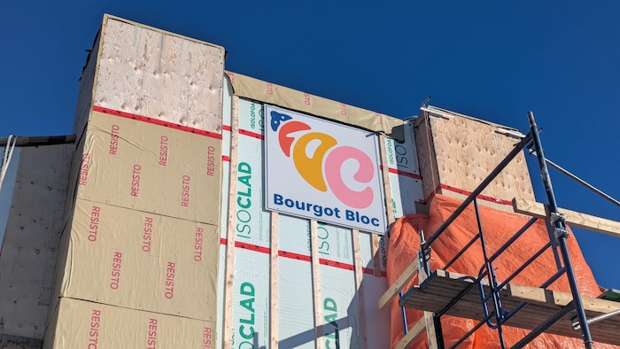 Un bâtiment avec une façade en construction.