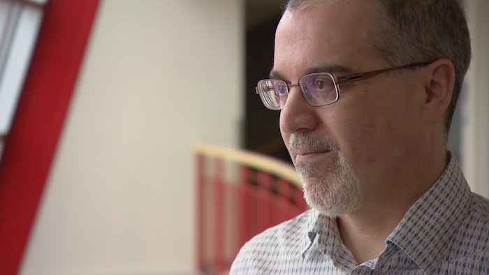 Étienne Alary lors d'une entrevue à la caméra avec Radio-Canada. 