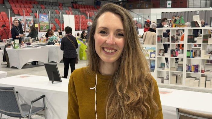 L'autrice Fanie Demeule à un événement.