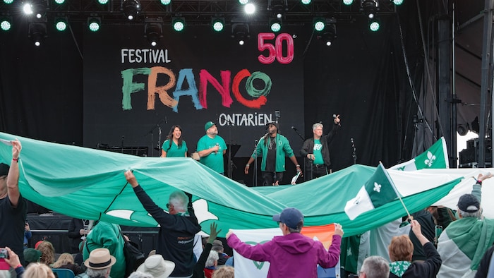 Des personnes sur une scène lors du Festival franco-ontarien en 2025.