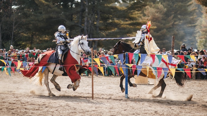 Deux chevaliers qui s'affrontent lors d'une joute dans un festival médiéval.