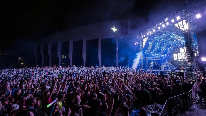 Une grande foule devant une scène lors du festival Riverside à Gatineau en 2024.