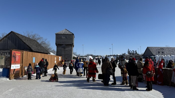 Des personnes se rassemblent au Parc Whittier lors du Festival du Voyageur.