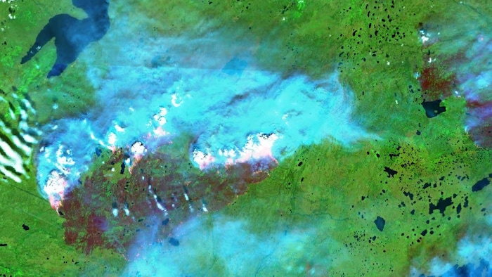 Une image satellite montre le feu près de Sambaa K'e le 2 juin dernier. Ce jour-là, il était situé à environ 24 kilomètres de la communauté. Il s'y retrouve maintenant à une dizaine de kilomètres.  