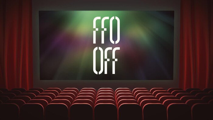 Une salle de cinéma où l'écran affiche le logo du Festival du film de l’Outaouais.