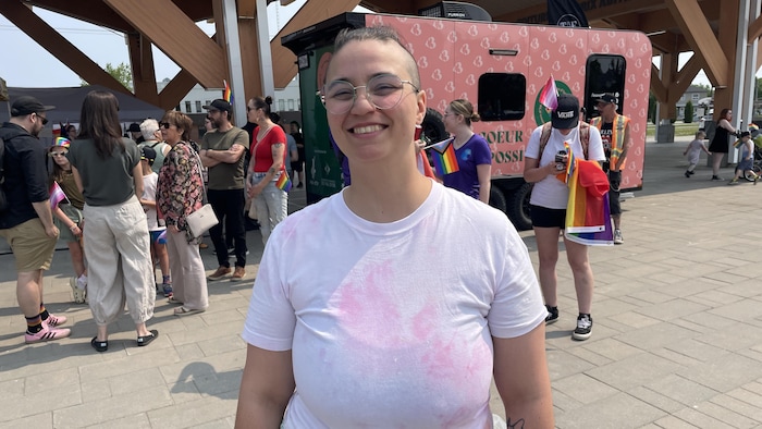 Une femme devant une foule.