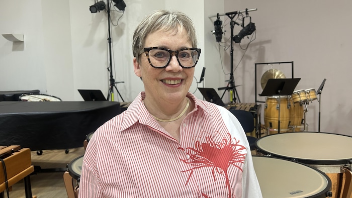 Une femme portant des lunettes devant des instruments. 