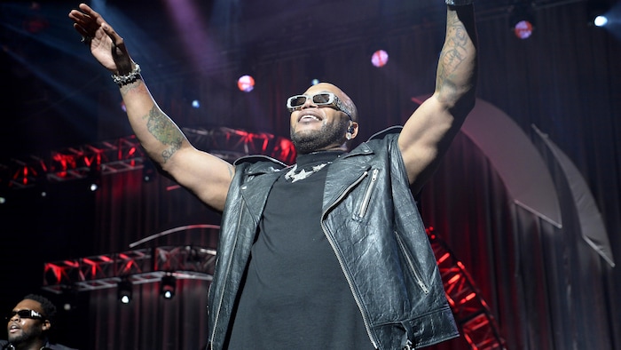 Flo Rida lors d'une performance sur scène pour les prix Grammy en 2023.