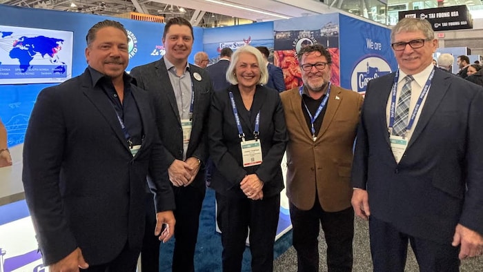 Les dirigeants de l'entreprise E.Gagnon et Fils au Boston Seafood  en compagnie de la ministre fédérale des pêches Joanne Thompson, et de son homologue québécois, Donald Martel,