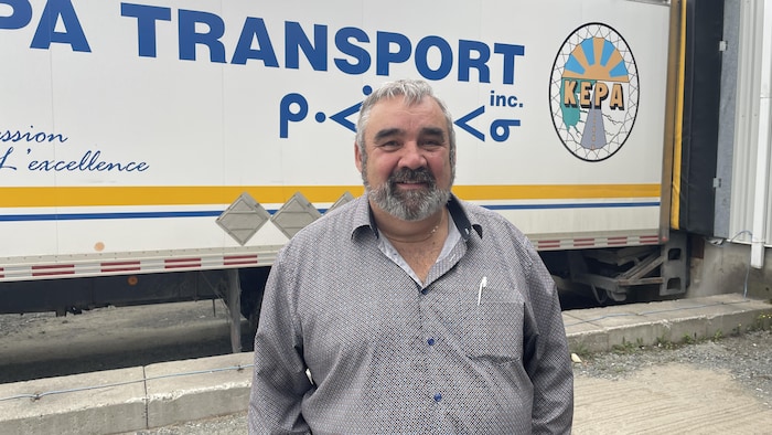 Claude Deraps devant un camion de Kepa Transport.
