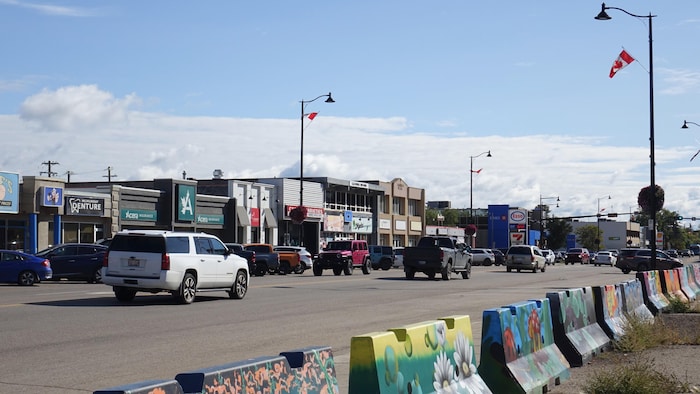 Des voitures roulent sur la rue principale du centre-ville de Fort McMurray. 