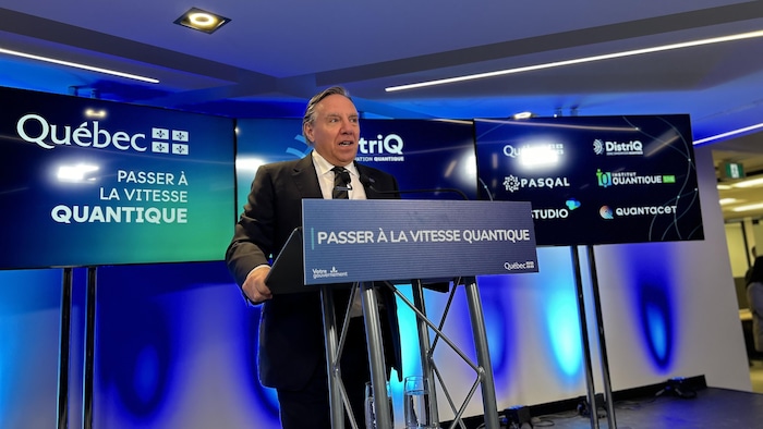 Le premier ministre François Legault en train de donner un discours. 