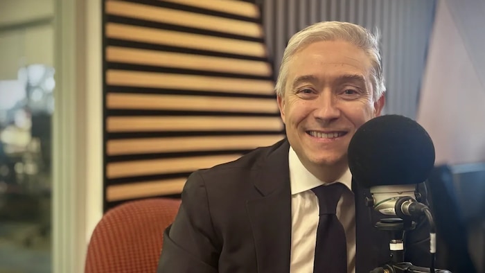 François-Philippe Champagne dans les studios de Radio-Canada.