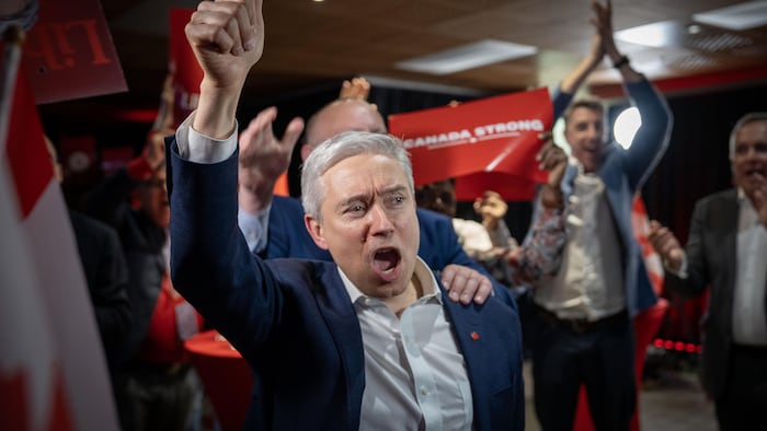 François-Philippe Champagne, un bras en l'air, entouré de partisans.