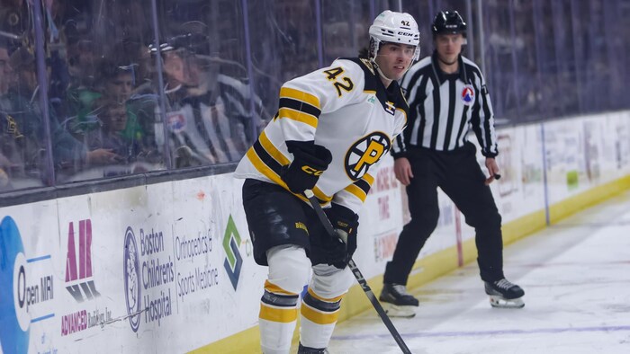 Un joueur de hockey cherche à effectuer une passe.
