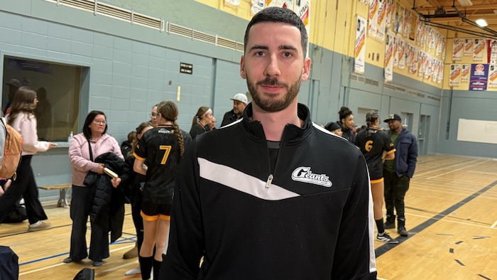 Justin Paradis-Thibault dans un gymnase.