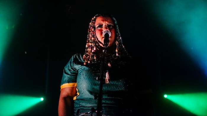 L'autrice-compositrice-interprète Fyore en performance sur une scène.
