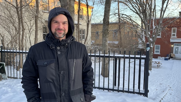 Gabriel Pallotta, coordonnateur de la Tablie itinérance de Sherbrooke, dehors, l'hiver.