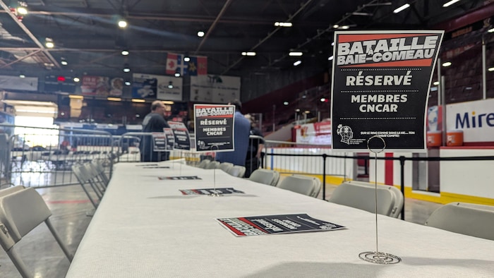 Une table avec des places réservées dans un aréna.