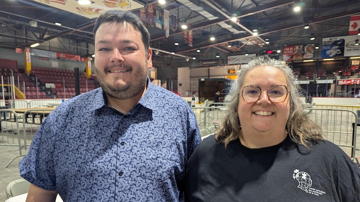 Le coordonnateur au Comité nord-côtier des accidentés de la route, Maxime Bélanger, et la directrice de l'Association des handicapés adultes de la Côte-Nord, Stéphanie Jourdain.