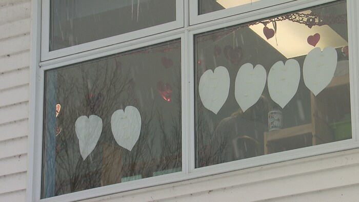Des coeurs ornent une fenêtre de garderie. 