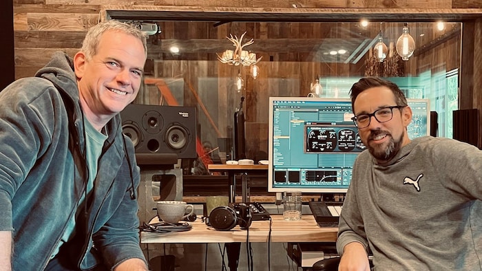 Garou et Gabriel Ethier dans un workplace d'enregistrement.