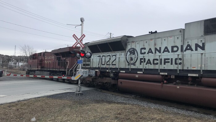 Un train du Canadian Pacific sur un passage à niveau.