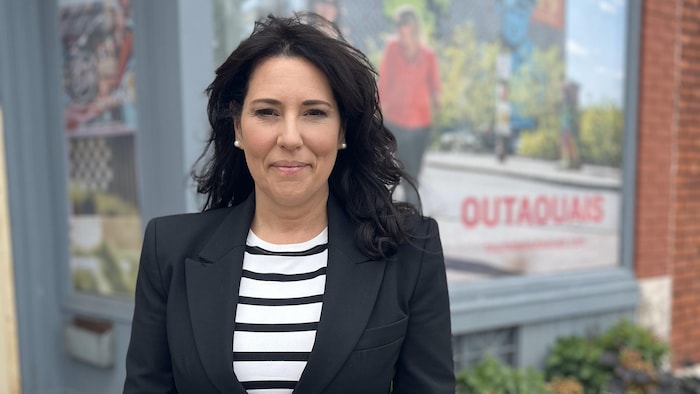 Portrait de Geneviève Latulippe devant les bureaux de Tourisme Outaouais.