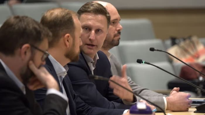 Un homme parle à un collègue