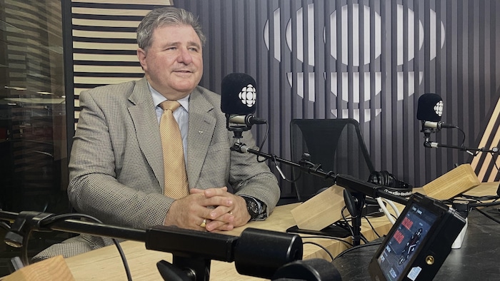 Un homme parle en studio au micro de Radio-Canada