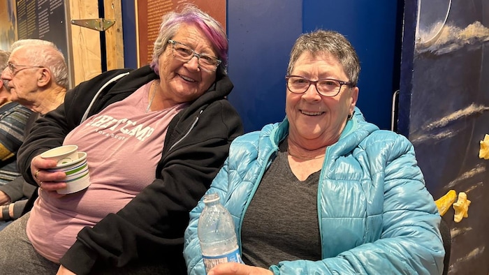 Gisèle LeBlanc et Lise Roach sourient.