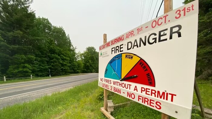 Un panneau indique un risque d'incendie très élevé.