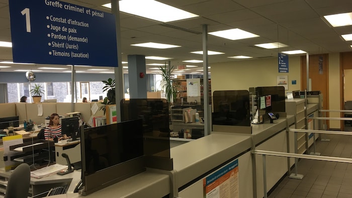 Le kiosque d'accueil du greffe permet à la clientèle de s'adresser au personnel derrière des vitres sécurisées. 