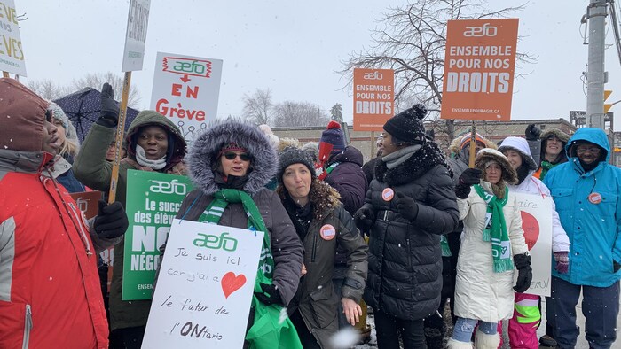 Des enseignants manifestent dans les rues de Windsor.