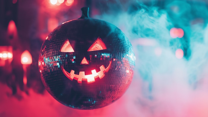 Une boule disco en forme de citrouille d'Halloween.