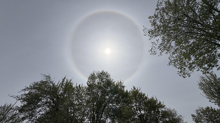 Un halo solaire au-dessus d'une maison.