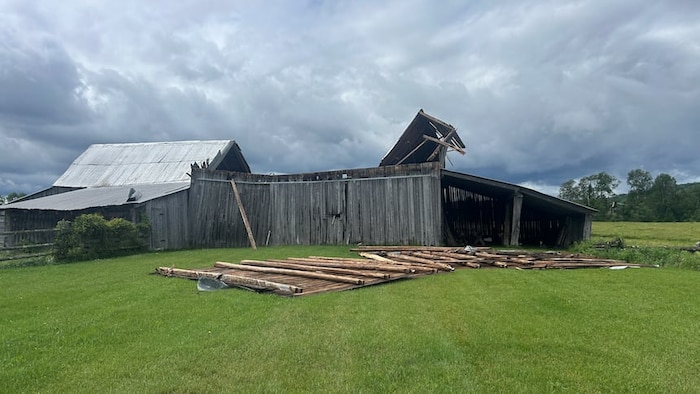 Un bâtiment agricole détruit.