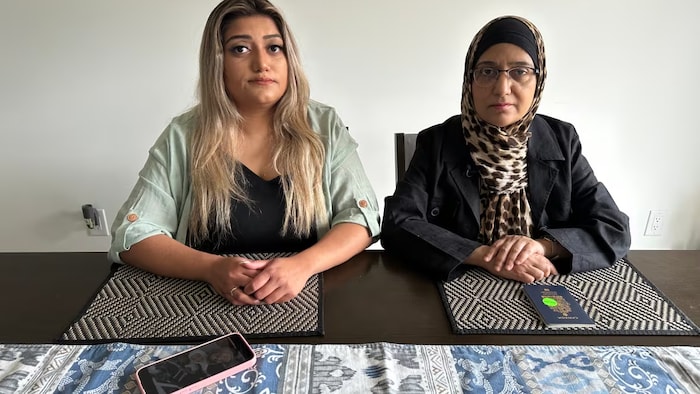 Deux femmes sont assises à une table.