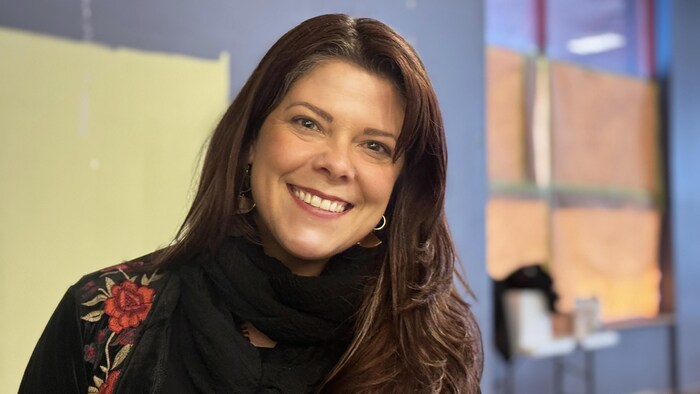 Une femme souriante.