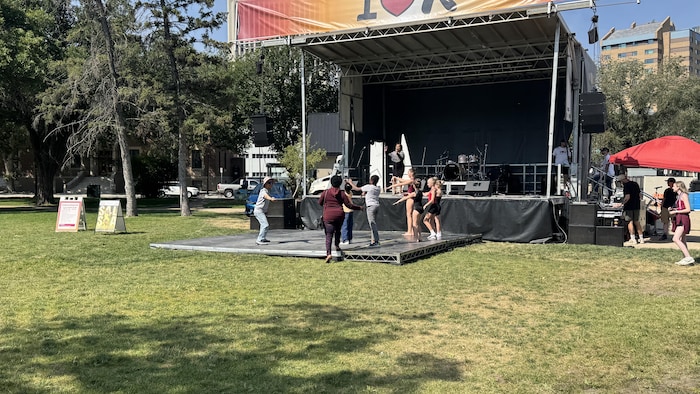 Des danseurs profitent de la présence du public pour offrir une performance au festival I Love Regina.