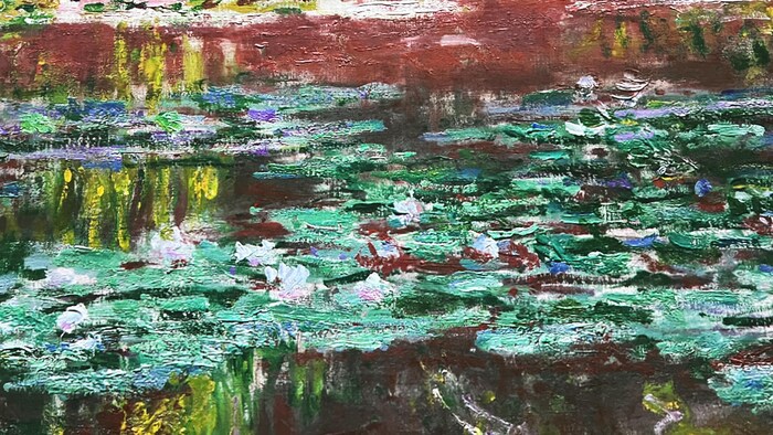 Un gros plan de tableaux de Claude Monet.