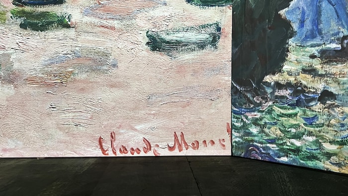 Un gros plan de tableaux de Claude Monet où l'on peut voir sa signature.