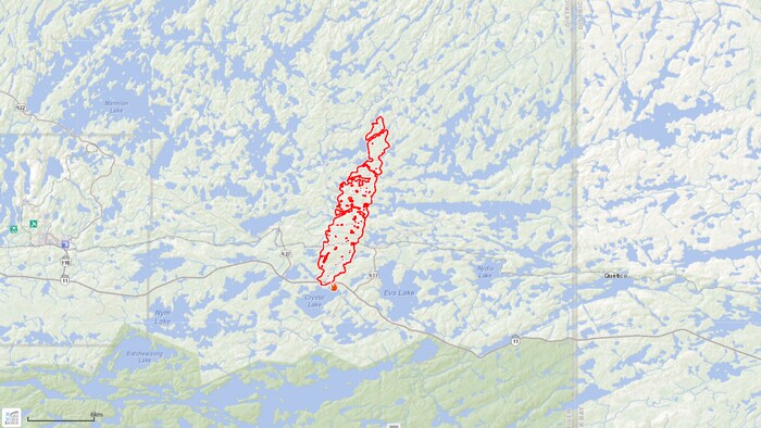 Une carte d’information du ministère des Richesses naturelles indique l'emplacement des feux de forêt dans le secteur près de Crystal Lake.