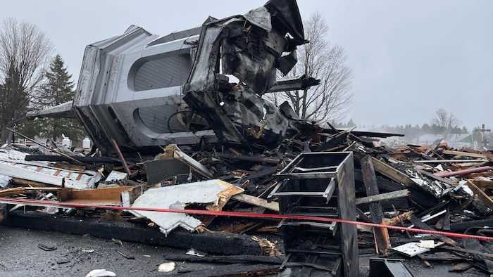 Des débris d'incendie.