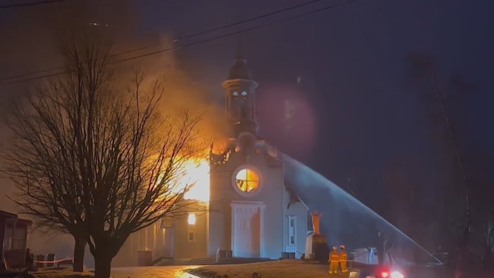 Une église enflammée.