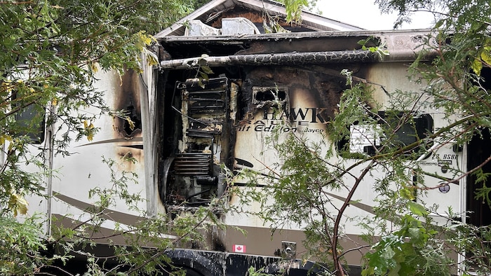 Une roulotte incendiée.