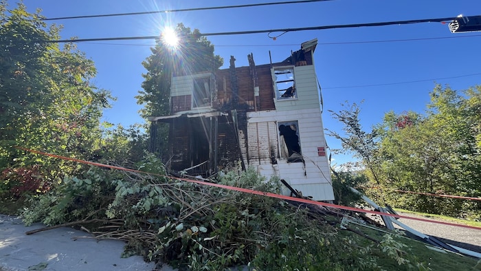 Un bâtiment ravagé par un incendie.