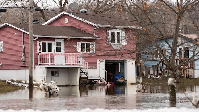 Une maison entourée d'eau.