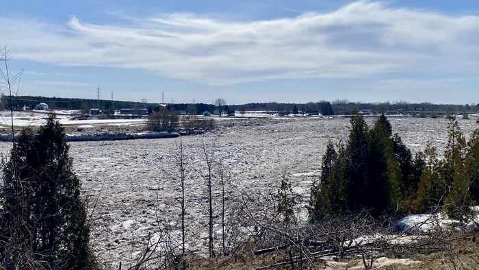 De la glace sur une rivière.